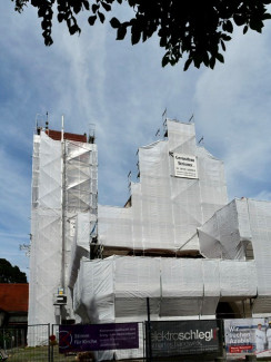 Kirche komplett eingerüstet